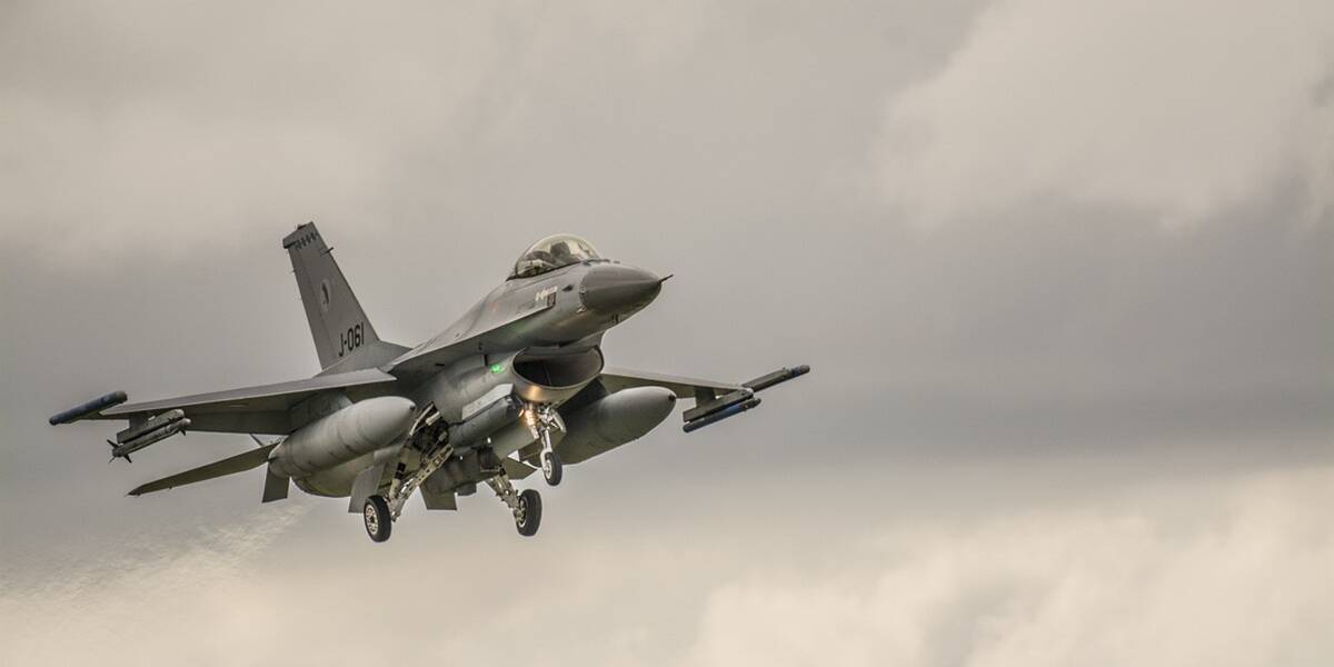 F-16 vadászrepülőgép.