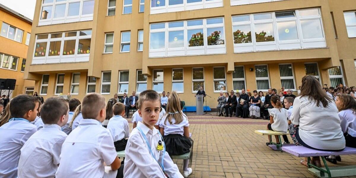 Ha nincs tanárhiány, miért kell napközis tanárként délelőtti órákat tartani, alsós tanárként felsősöket oktatni vagy több osztályt összevonva tanítani? Miért gondolják az oktatáspolitika szócsövei, hogy a szülők sem fogják látni a valóságot a számoktól, amikkel megpróbálják kiszúrni a szemüket?