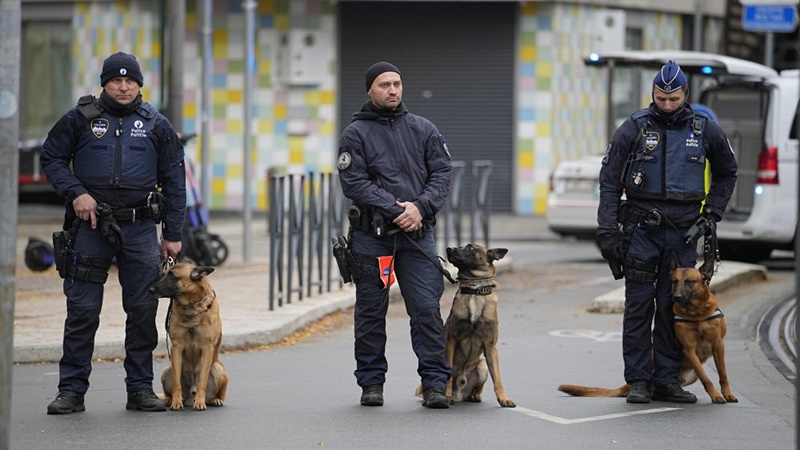 Végeztek a biztonsági erők Brüsszelben az iszlamista merénylővel, aki két svéd férfit lőtt le, egy harmadik személyt pedig megsebesített hétfő este a belga fővárosban.