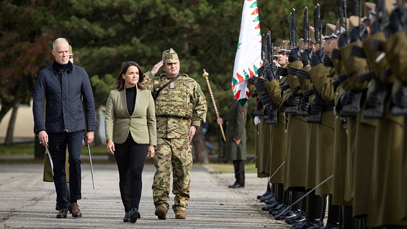 A „békepárti” Novák Katalin beszállt egy tankba, és gigantikus hadgyakorlatot jelentett be.