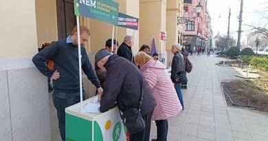 Valódi közmeghallgatást tart Debrecenben a Momentum az akkugyárakkal kapcsolatban, már most százas nagyságrendben mentek el rá