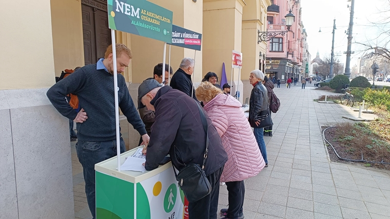 Valódi közmeghallgatást tart Debrecenben a Momentum az akkugyárakkal kapcsolatban, már most százas nagyságrendben mentek el rá