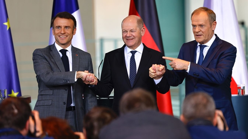 Olaf Scholz német kancellár (k), Emmanual Macron francia elnök (b) és Donald Tusk lengyel miniszterelnök kezet fog közös sajtóértekezletük után a berlini kancellári hivatalban a lengyel-francia-német együttműködési csoport, az úgynevezett weimari háromszög vezetőinek csúcstalálkozóján.