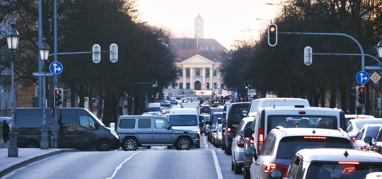 Brutális baleset: rengeteg autó ütközött, hatalmas a torlódás