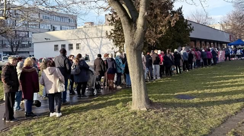 Kígyózó sorok: Kedvezményes gyümölcsvásár érkezett Vácra