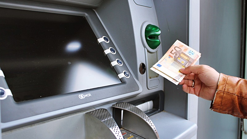 Készpénzfelvétel ATM-ből! Ezt kell ellenőrizned, februárban életbe lép mindenhol