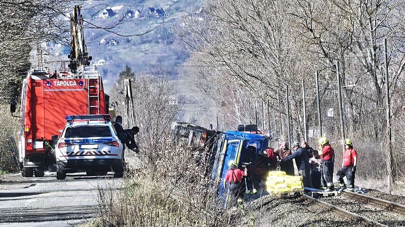 Nagy a baj: teherautó borult a vasúti sínekre