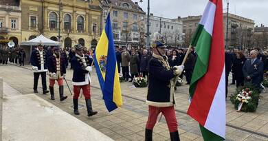 Erről ennyit: a kukában landolt az orosz főkonzul koszorúja a március 15-ei megemlékezés után