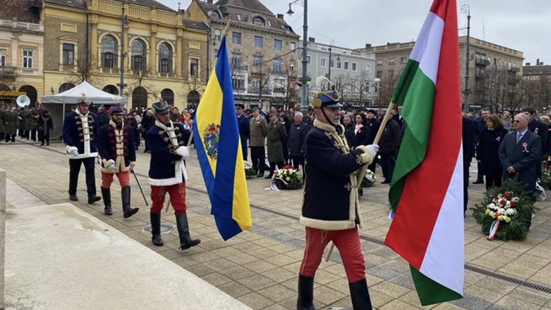 Erről ennyit: a kukában landolt az orosz főkonzul koszorúja a március 15-ei megemlékezés után